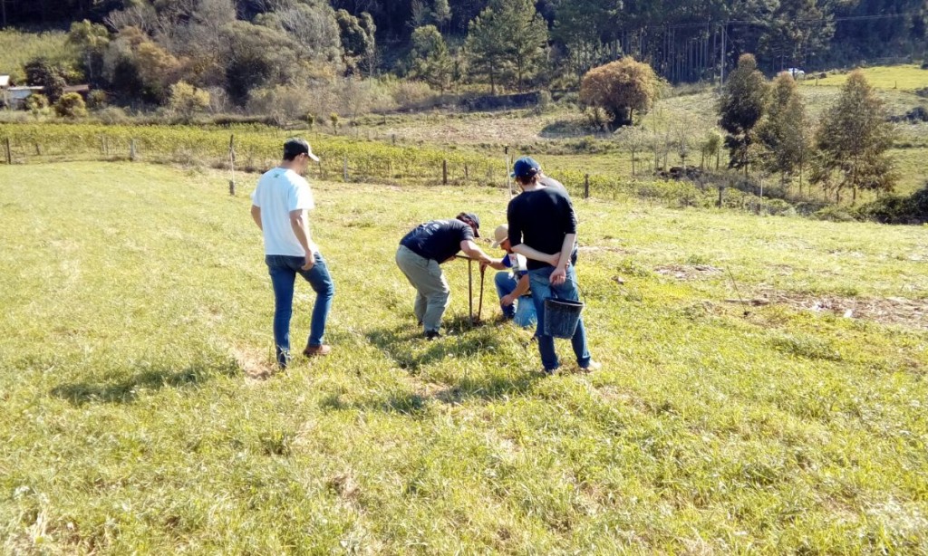 ESTUDANTES DE AGRONOMIA VISITAM ASSOCIADOS DO STR