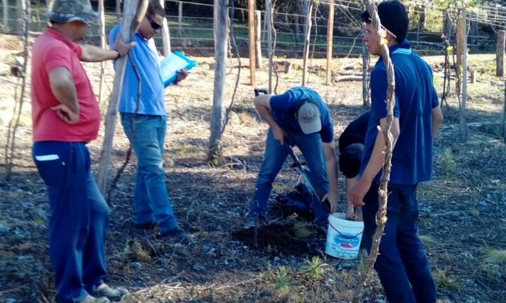 ESTUDANTES DE AGRONOMIA VISITAM ASSOCIADOS DO STR